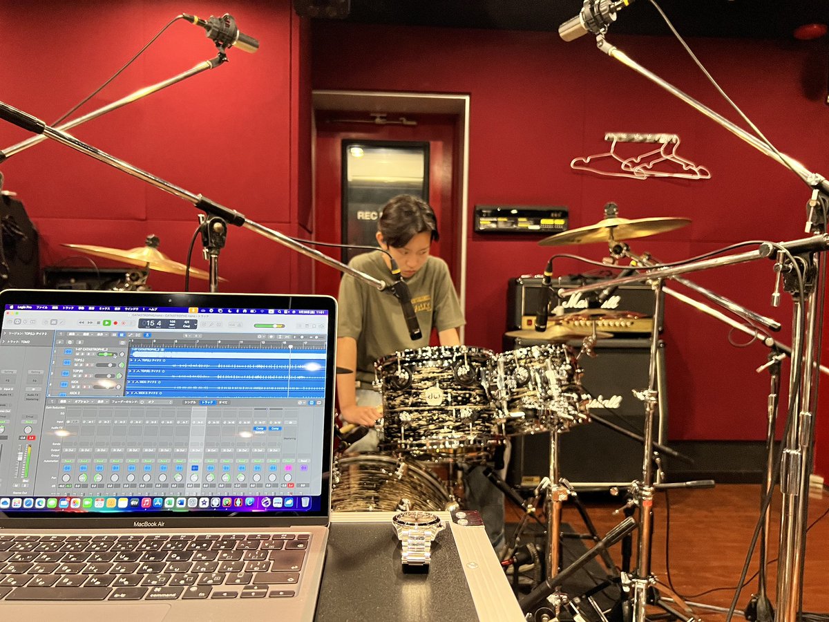 akira_drums's tweet photo. 中学生の生徒とそのお父さまと一緒にドラムレコーディングレッスン！春休み特別版みたいな感じで濃厚でした。生徒くんDWのマイセットを持ち込み気合い十分！！めちゃむずい曲二曲を2時間弱で2テイクずつくらいで決めていて普通に見習いました。笑　良い音で録れたね！またやろうー！ https://t.co/ADQF1xionf