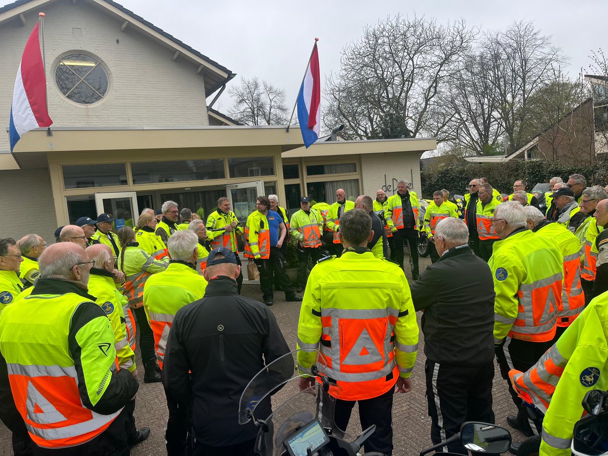 CourageEvents's tweet photo. 🚴‍♂️Alle verkeersregelaars en motorbegeleiders krijgen instructie voor aanvang van etappe 3. Zonder hen geen koers💪🏻 Veel dank🙏

#OT2025 https://t.co/d6A77X1rHe