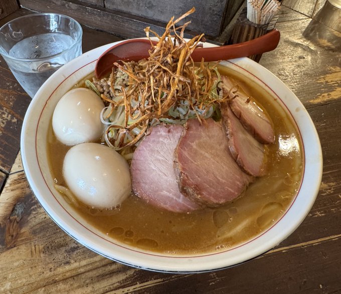 仕事帰りに武蔵境東京味噌ラーメン鶉
噂に違わぬ美味さで非常に満足 特に味噌のコクもすごいし味噌だけじゃ無い感じもする あとチャーシューが一般的な感じじゃなくて調味料ではなくすごく肉の味を感じるすごく不思議な感じで旨し!非常に満足でした 