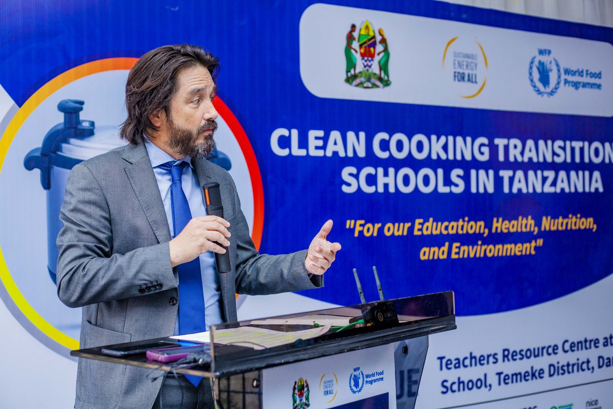 WFP Tanzania (@wfp_tanzania) on Twitter photo Yesterday at the clean cooking project workshop at Likwati Primary School, 🇬🇧 High Commissioner <a href="/MYoungFCDO/">Marianne Young FCDO</a> & <a href="/WFP_Tanzania/">WFP Tanzania</a>’s Ronald Tran Ba Huy engaged with gov education officers, led a book reading session📚 & served up a tasty lunch prepared with electric pressure cookers! 🍽️ Yesterday at the clean cooking project workshop at Likwati Primary School, 🇬🇧 High Commissioner <a href="/MYoungFCDO/">Marianne Young FCDO</a> & <a href="/WFP_Tanzania/">WFP Tanzania</a>’s Ronald Tran Ba Huy engaged with gov education officers, led a book reading session📚 & served up a tasty lunch prepared with electric pressure cookers! 🍽️
