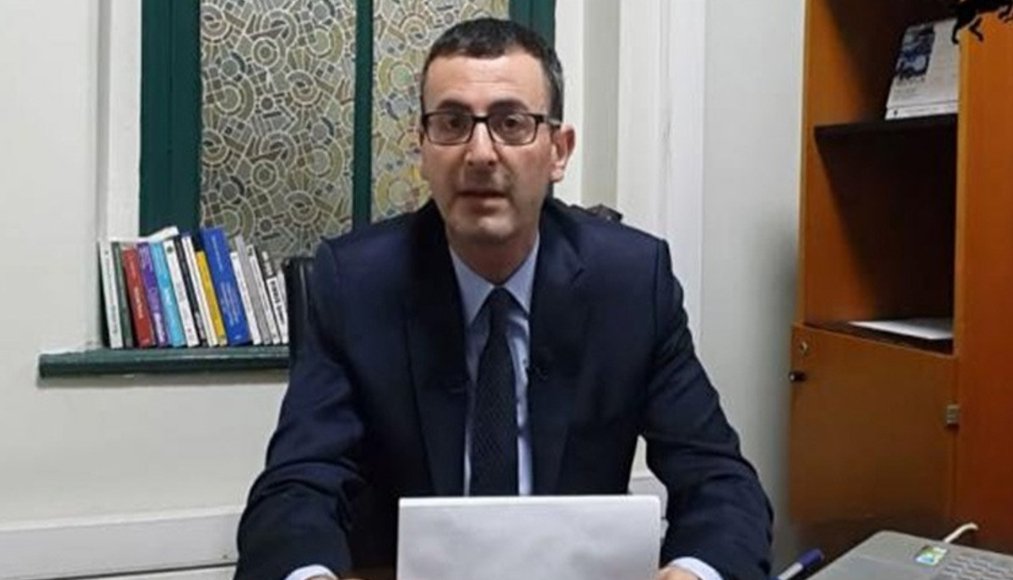 Evren Devrim Zelyut yaşamını yitirdi. Çok üzüldüm.

Şair Gülten Akın, onun yaşadığı bir olay üzerine "Bir İnce Kara Küçücük Oğlana İlahi" adlı şiiri yazmıştı:

İtip düşürdüler annesini
Kim kim diye sorma
İtip düşürdüler annesini
Gözleri önünde

Zelyut bir yazısında olayı şöyle