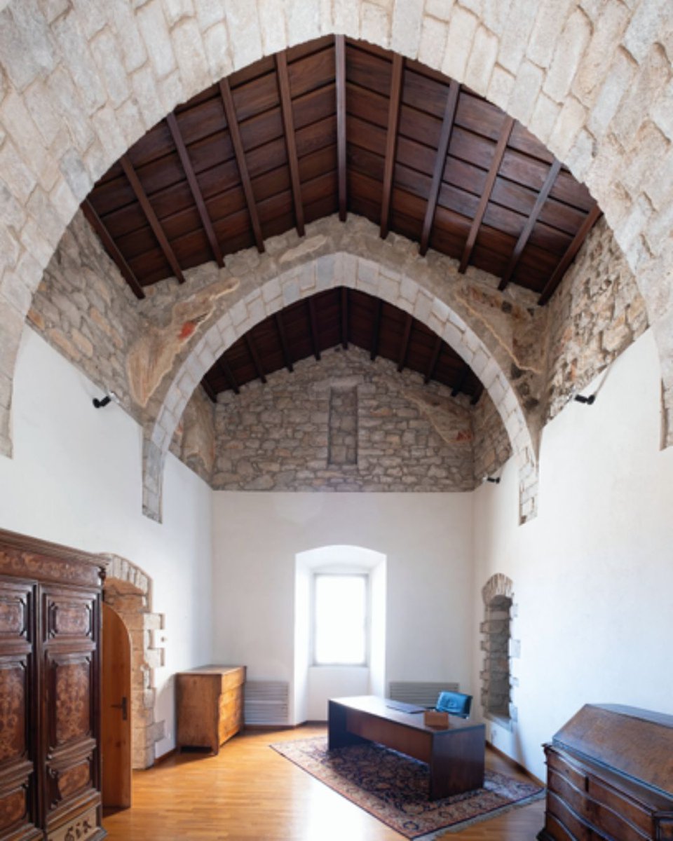 🔍 #Sabiesque el @museuartgirona amaga una antiga capella dins l’antic Palau Episcopal? Va ser despatx del bisbe i conserva restes de pintures murals descobertes el 1979 🎨

Només es pot visitar en ocasions especials! Estigues atents a les xarxes del md'A i no t'ho perdis!👀