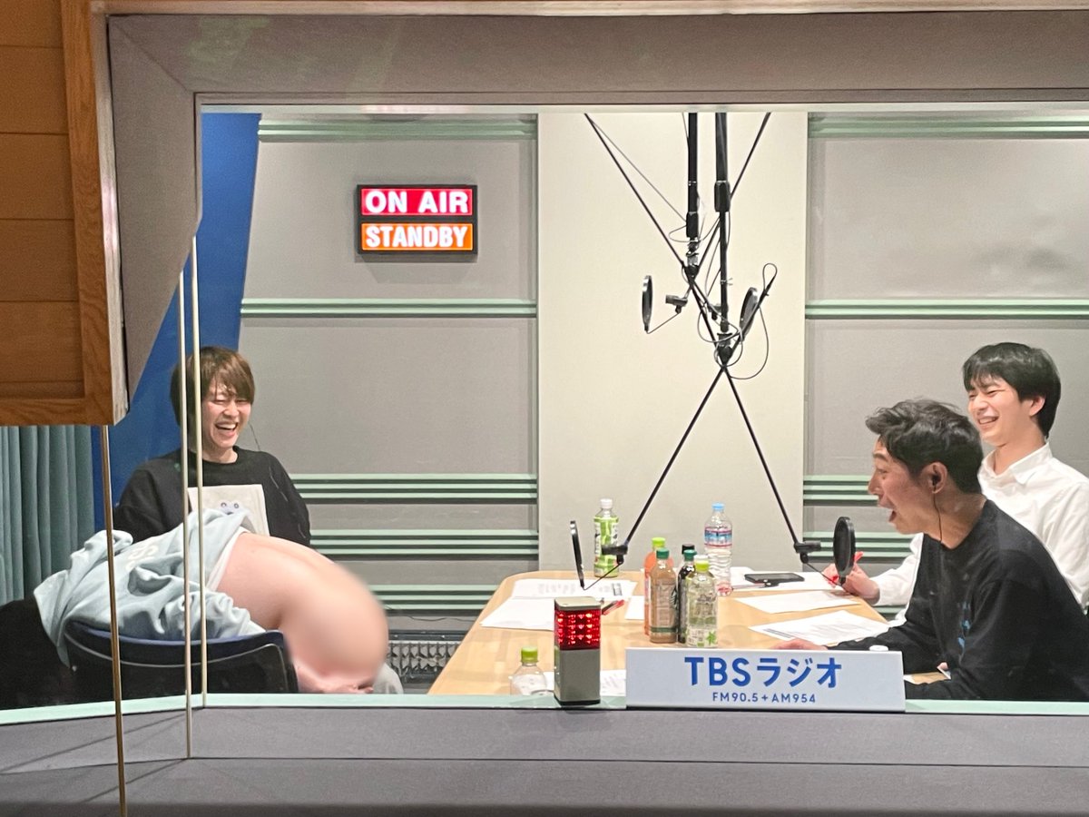 特番は担当してなかったので、ちょうど1年前くらいに初回収録で初めて金魚番長に会いました。数分後、古市さんはお尻を出してました。番組が続いてよかったです。#金魚番長のデメキング