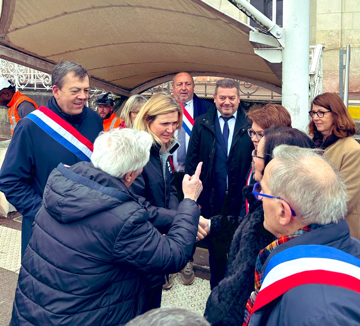Alain Pichon (@alainpichon86) on Twitter photo 🔵⚪️🔴 Accueil de la Présidente de l’<a href="/AssembleeNat/">Assemblée nationale</a> <a href="/YaelBRAUNPIVET/">Yaël Braun-Pivet</a> dans le <a href="/departement86/">Département de la Vienne</a> en gare de #Châtellerault. L’occasion de rappeler que la desserte des gares de Châtellerault - Futuroscope - Poitiers est capitale pour nos habitants et notre territoire ! 🔵⚪️🔴 Accueil de la Présidente de l’<a href="/AssembleeNat/">Assemblée nationale</a> <a href="/YaelBRAUNPIVET/">Yaël Braun-Pivet</a> dans le <a href="/departement86/">Département de la Vienne</a> en gare de #Châtellerault. L’occasion de rappeler que la desserte des gares de Châtellerault - Futuroscope - Poitiers est capitale pour nos habitants et notre territoire !