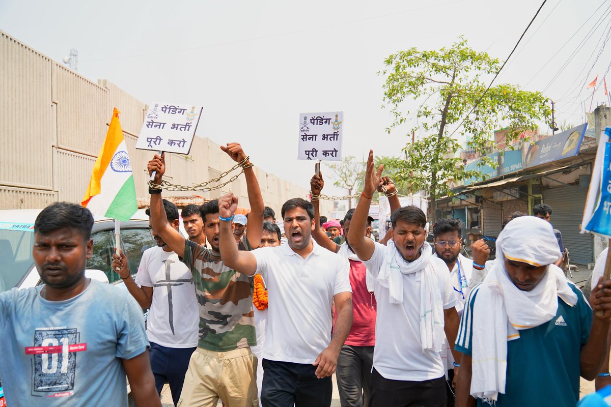 आज #पलायन_रोको_नौकरी_दो_यात्रा के दौरान <a href="/nsui/">NSUI</a> के राष्ट्रीय अध्यक्ष श्री <a href="/varunchoudhary2/">Varun Choudhary</a> जी युवाओं के संघर्ष में शामिल हुए।

यह सिर्फ़ एक यात्रा नहीं, बल्कि बिहार के युवाओं की गर्जना है — नौकरी का हक़ और सम्मान की लड़ाई! 💪

<a href="/INCBihar/">Bihar Congress</a> <a href="/INCIndia/">Congress</a>