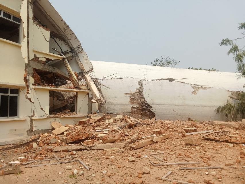 The air traffic control tower at Naypyidaw International Airport in Myanmar collapsed, people inside died. The runway and airport were also badly damaged. #earthquake