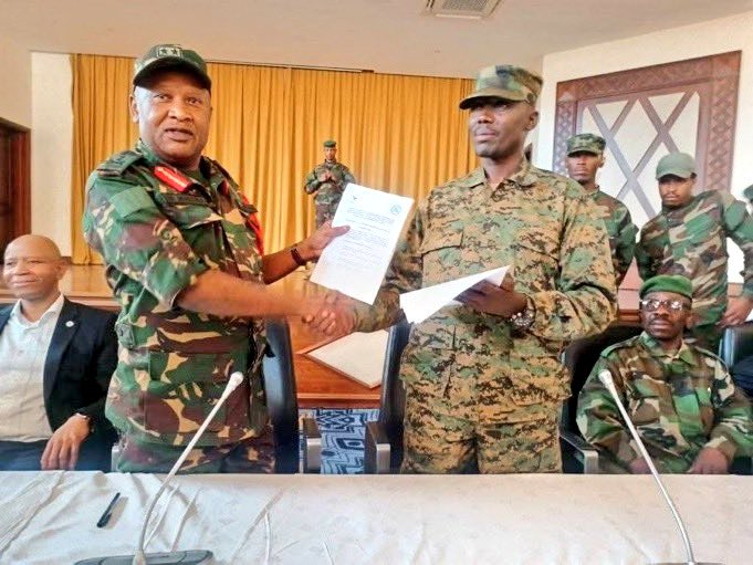 MaishaRdc's tweet photo. #RDC_GL:

Les forces de la @SADC_News ayant promis de "frapper le kunguru (crows) qualifiant le m23 à leur arrivée à l'Est de la RDC, viennent de signer un accord de leur retrait avec la même rébellion [m23], après être vaincue militairement sur tous les lignes des fronts au Nord-Kivu.

Les forces de la @SADC_News évitant d'être humiliées comme les mercenaires européens lors de leur passage au RWANDA, viennent de s'accorder avec la même rebellion du m23 , de réhabiliter l'aéroport international de GOMA pour faciliter leur retrait et matériels  sauf ceux obtenus des FARDC.

Il ne restera que les militaires Burundais capturés, que BUJUMBURA continue à nier ses propres militaires engagés au front dans les deux provinces du Kivu, bien que reconnus par leurs familles au Burundi comme des militaires des @fdnbbi.

@CyrilRamaphosa @USAenFrancais