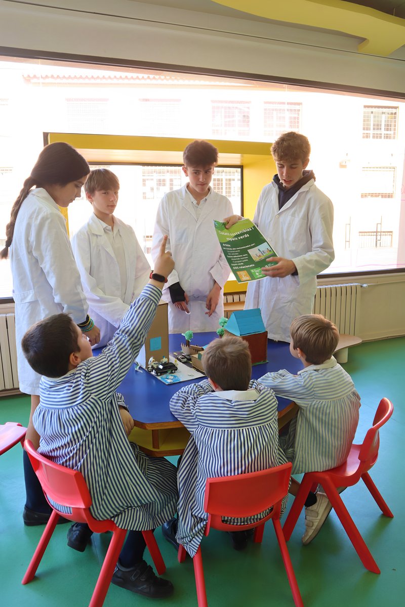 Cloenda del repte científic a 2n d’ESO amb una fira per a 3r de Primària! 🔬🌍

Tallers i experiments per compartir propostes contra el canvi climàtic, aplicant el mètode científic amb creativitat i consciència sostenible.