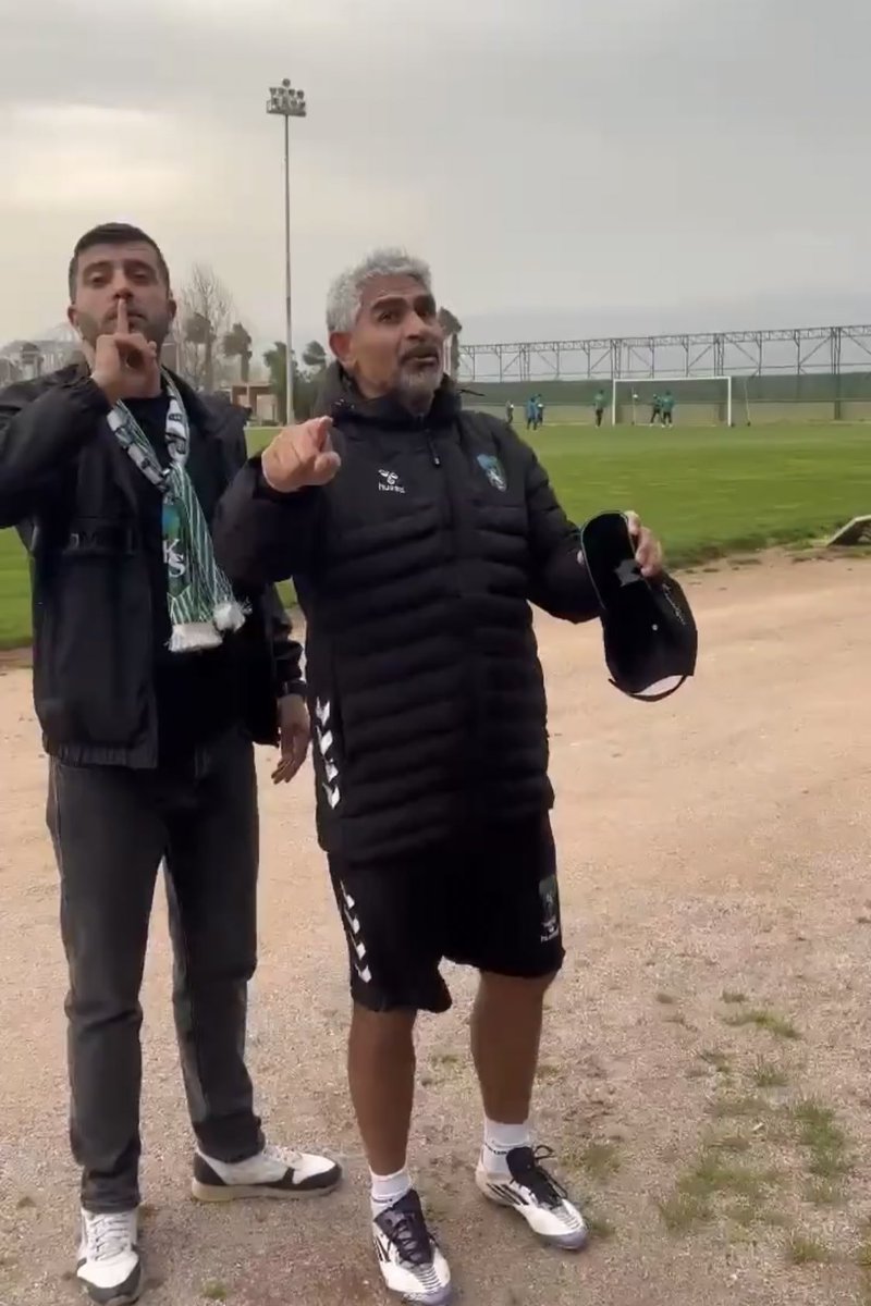 Rollenmelere bak yine ya amk kamera çeksin diye hocanın götüne girmiş siktimin tiktokçusu hahahaha koyunları susturmaya çalışıyor 😂😂😂😂