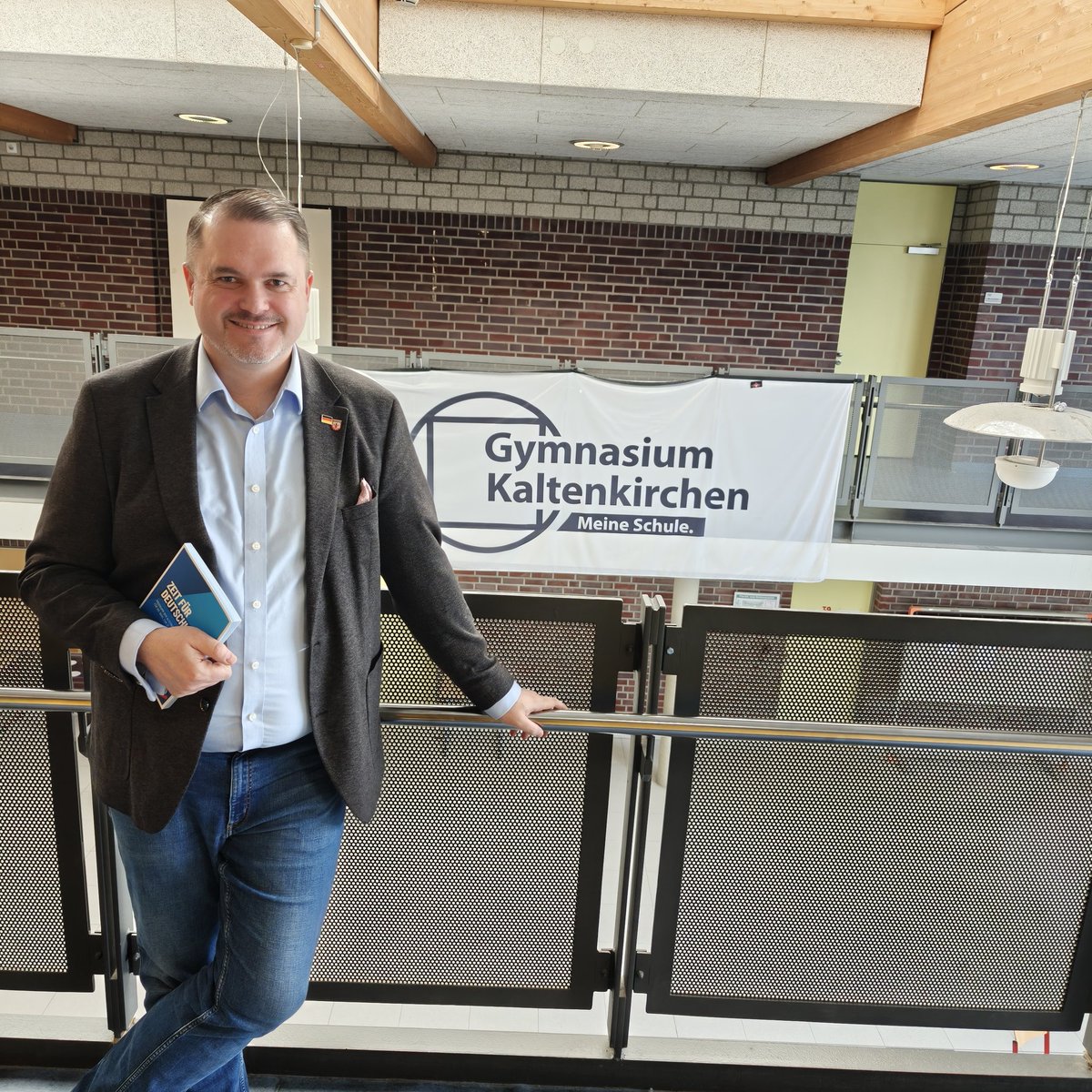 TERMIN VOR ORT 

Gestern war ich am Gymnasium Kaltenkirchen, um für ein Projekt Fragen u.a. zur Bildungspolitik zu beantworten. Begleitet wurde ich vom frisch gewählten Abgeordneten der Hamburgischen Bürgerschaft, Benjamin Mennerich. Benjamin hat dereinst selbst in Kaltenkirchen