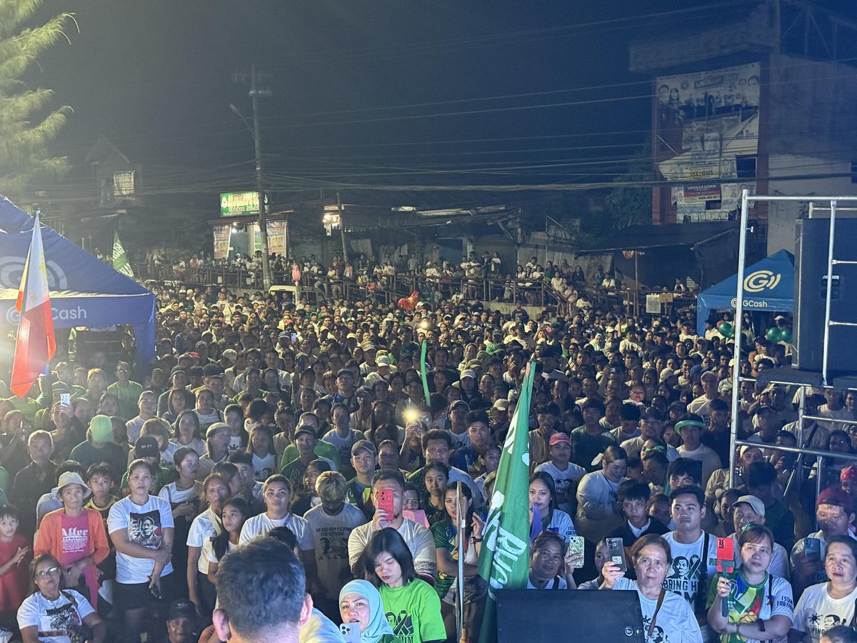 smninews's tweet photo. 📍  KIDAPAWAN CITY, NORTH COTABATO

Hindi matitinag, hindi mapapawi—ang pagmamahal ng masa kay Tatay Digong ay muling sumiklab sa Kidapawan! 

Libu-libong mamamayan ang nagtipon upang ipagdiwang ang kanyang ika-80 kaarawan, dala ang sigaw ng pagkakaisa at pasasalamat. 

(1/2) https://t.co/Z1arLQXTTx