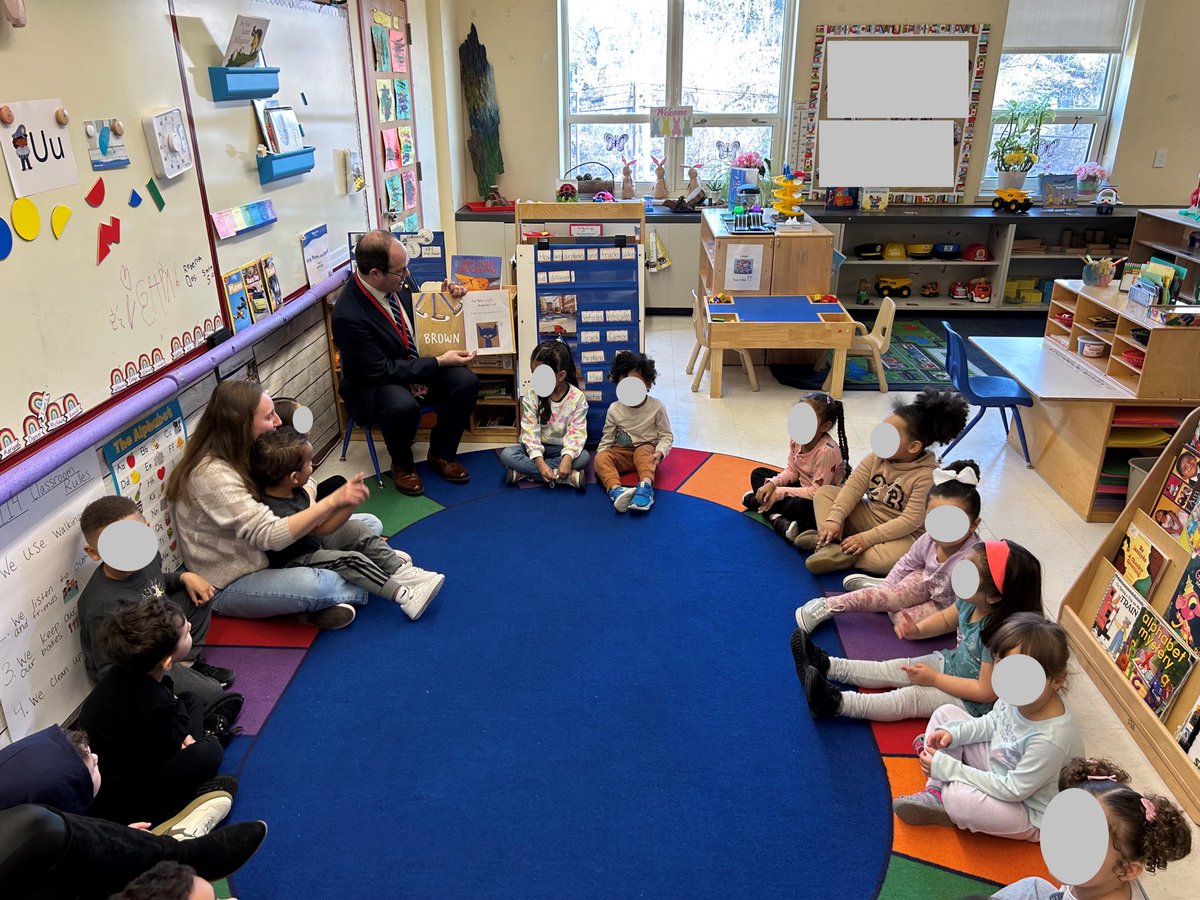 Dominick Pangallo (@dspangallo) on Twitter photo Pete the Cat LOVES his new shoes!
Lots of fun reading to the Pathways pre-K kids at Horace Mann Laboratory School this morning, and answering their awesome questions about #SalemMA! Pete the Cat LOVES his new shoes!
Lots of fun reading to the Pathways pre-K kids at Horace Mann Laboratory School this morning, and answering their awesome questions about #SalemMA!