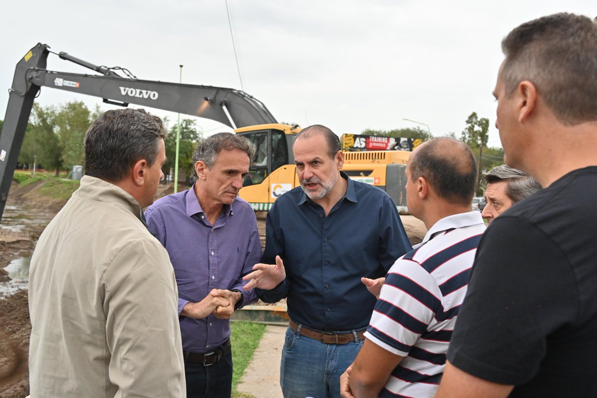Junto al ministro <a href="/gkatopodis/">Gabriel Katopodis</a> y el subsecretario @nestorfalvarez supervisamos el desarrollo de las obras de restitución de terraplenes en el arroyo Napostá, desde el partidor hasta el comienzo del entubado.