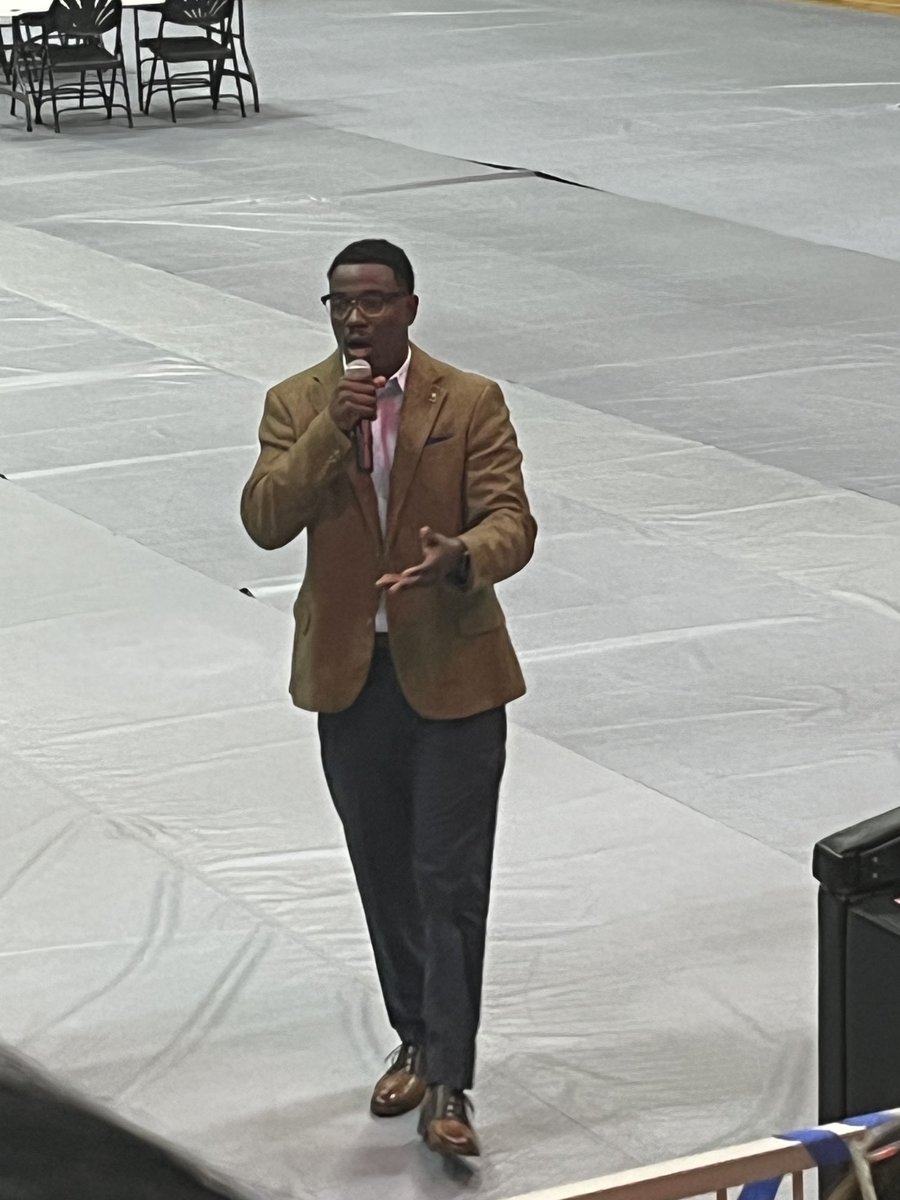 Appreciate ⁦<a href="/ChadJohnson_20/">Chad Johnson</a>⁩ sharing the 3 C’s of Success with students during the annual Oklahoma Association of National Honor Society’s State Convention at Mustang High School. It’s all about being a part of a community! ⁦<a href="/CCOSA/">CCOSA</a>⁩ ⁦<a href="/OASSP1/">OASSP</a>⁩