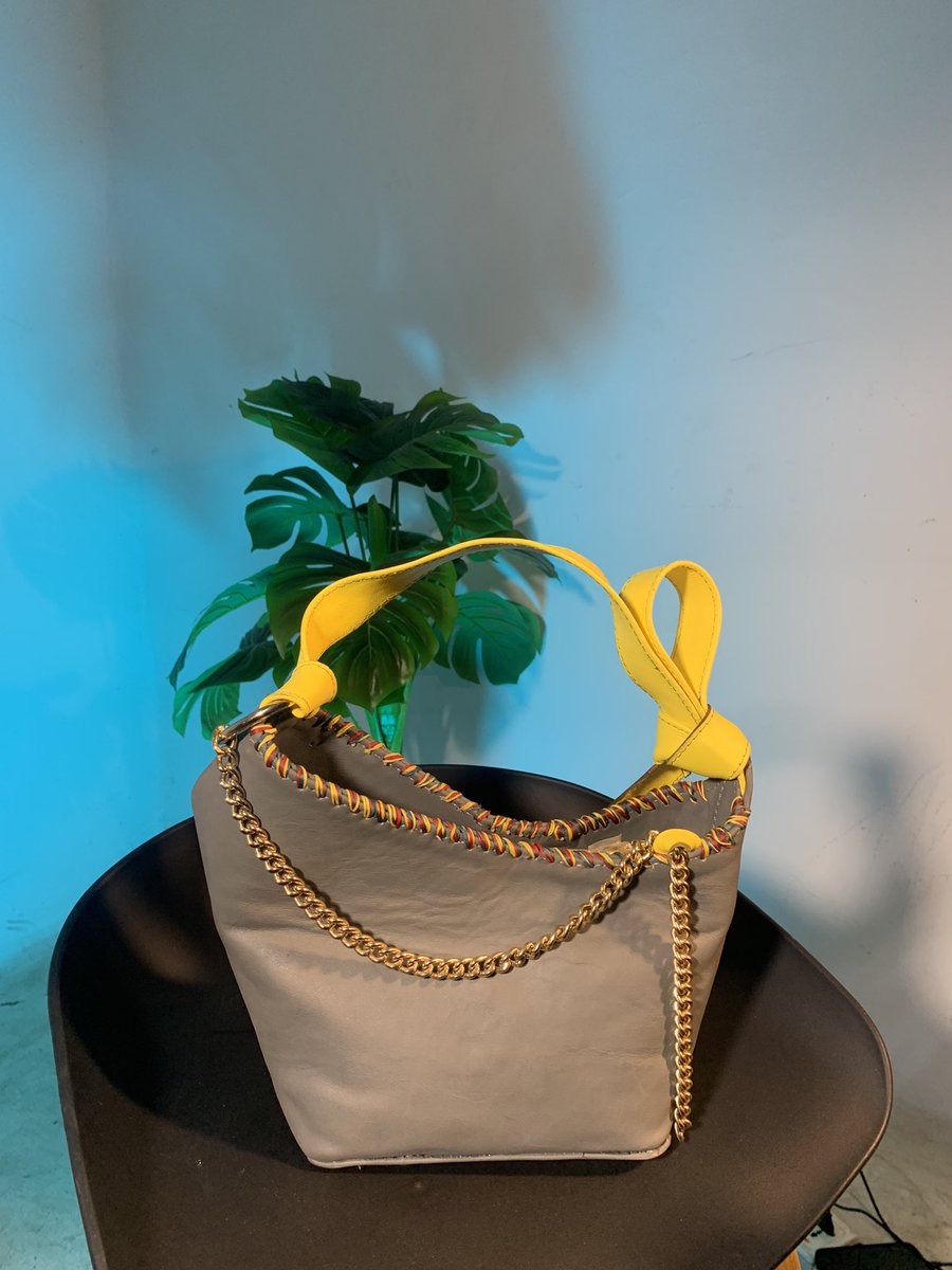 Showing y’all these 2 toned bucket bags I made. A Perfect companion for lunch, brunch and any other occasion 🤭

Available in other colors too