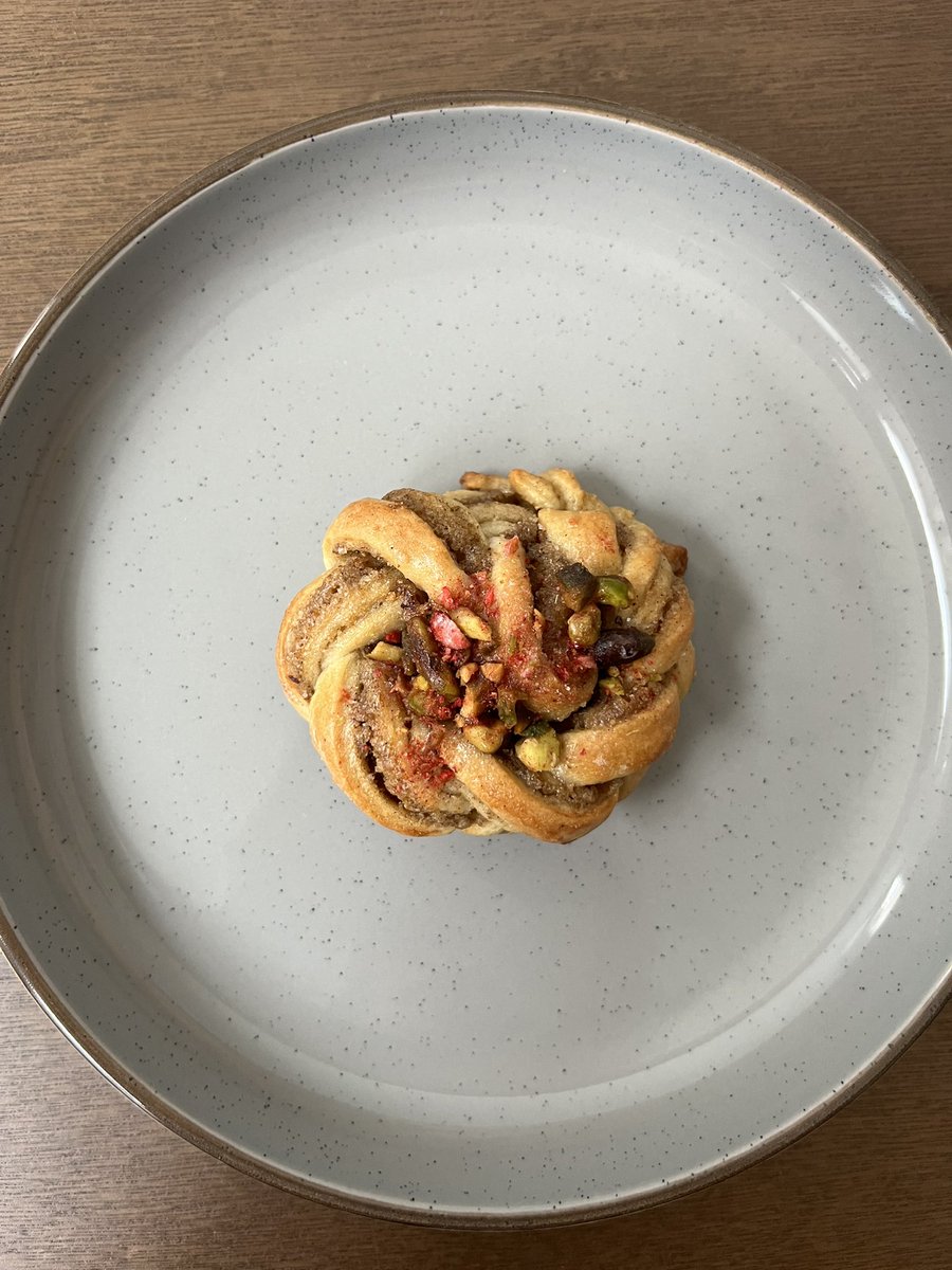 lillyantran's tweet photo. my sweet lil cardamom buns❣️ topped with a simple syrup glaze, cardamom and sugar, honey roasted pistachio, and strawberry crumbles. first time working with yeast! ✨ https://t.co/V0aW2PPg4W