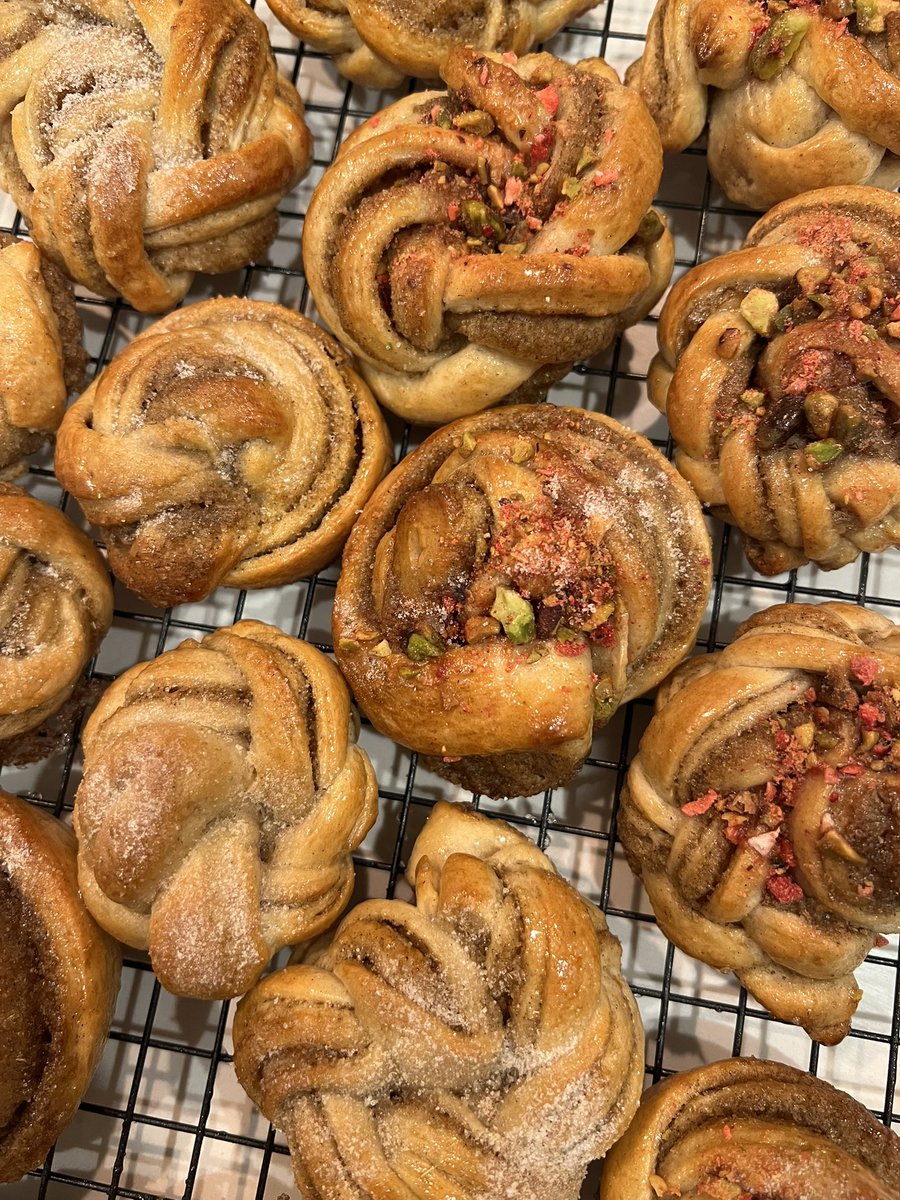 my sweet lil cardamom buns❣️ topped with a simple syrup glaze, cardamom and sugar, honey roasted pistachio, and strawberry crumbles. first time working with yeast! ✨