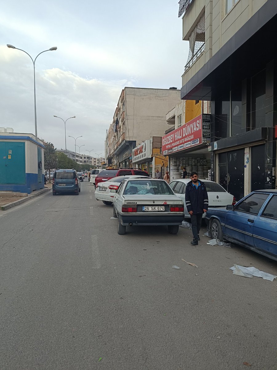 MSaidtoprak's tweet photo. @TrafikEgm @AliYerlikaya şu trafikte bir tek benim aracım çekiliyor.Tamam hatalı park yaptıysam herkese aynı muamele yapılsın cezanı da kes ama sadece benim aracımı çekmeleri adil değil ve oradaki diğer araçlara cezada kesilmemiş o piti piti oynanmış. Yer Şanliurfa Ahmet erseven https://t.co/K4PtdwCGgW