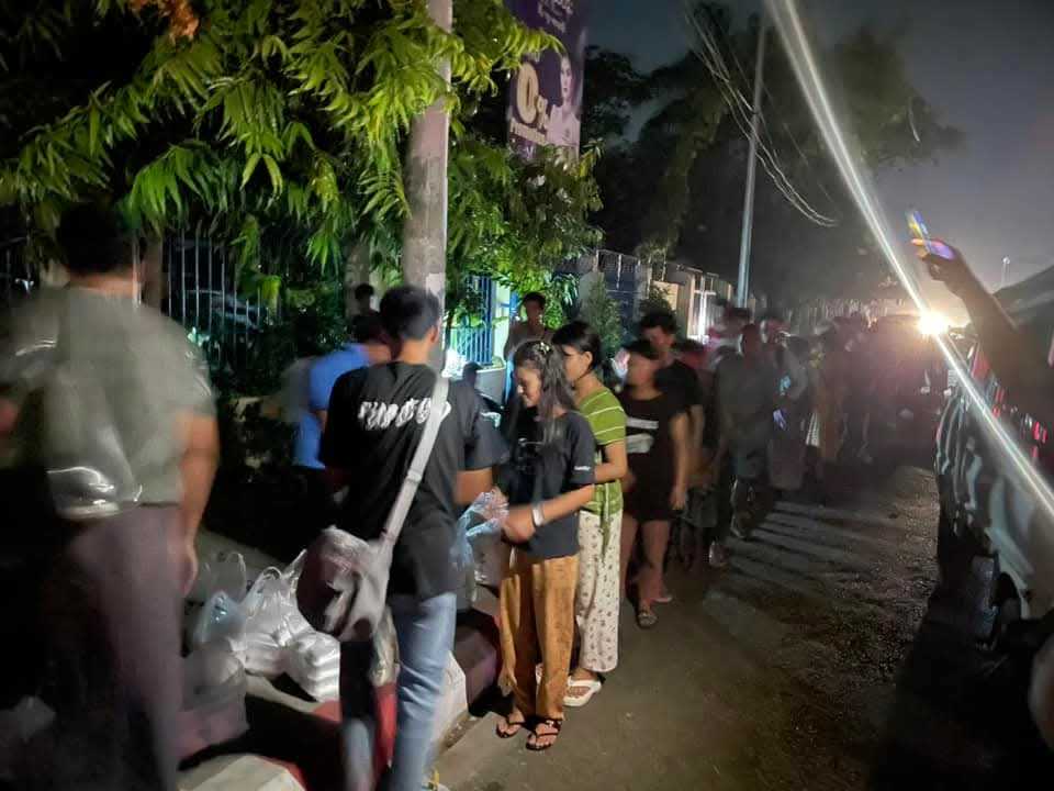 btsvmyanbase's tweet photo. We distributed meal boxes to 300 earthquake-affected people at Mandalay General Hospital. 

We made this donation after hearing that both inside and outside the hospital were extremely crowded, and everyone was facing difficulties getting food.

#MyanmarEarthquake #Myanmar https://t.co/omvTUwv9yX