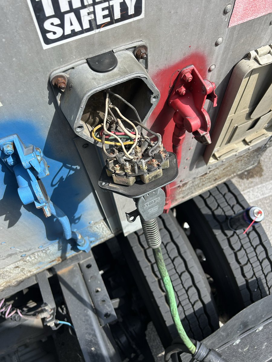 AHRS247's tweet photo. Mudflap and electrical diag repair https://t.co/X5qluoA345