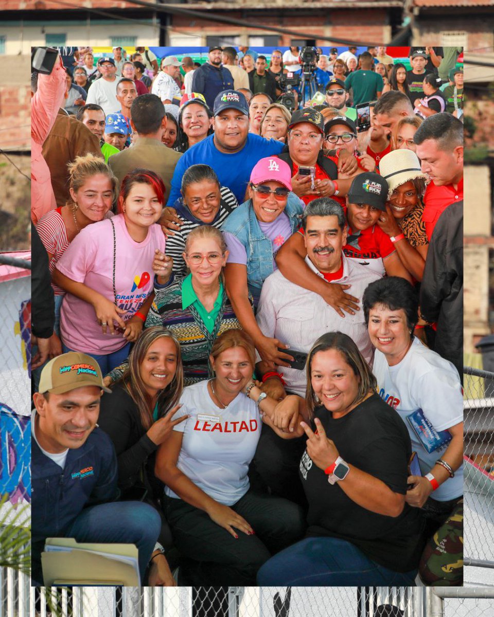 chmovimiento's tweet photo. Presidente @NicolasMaduro :Tuve una maravillosa jornada visitando la Sala de Gobierno Popular en La Dolorita. Me complace decirles que estamos en una fase importante de consolidación de la nueva democracia.

#28marzo #Venezuela #PoderPopular https://t.co/9t1s0M3GEl