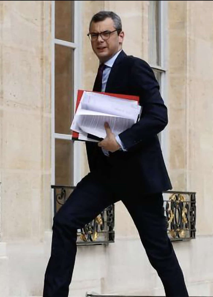 Enjeuxafricains's tweet image. #France : Sur le perron, l'encore secrétaire général de l'#Elysée, Alexis #Kohler (photo). Ce n'est pas un homme en colère qui va quitter en avril l'administration présidentielle dont il est le chef d'orchestre depuis huit ans. C'est plutôt un collaborateur inamovible du chef de