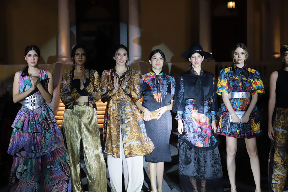 infoqroomex's tweet image. ✨🌺 ¡#YucatánFashionShow2025: Moda, creatividad y tradición!
En el marco del 13º aniversario de Midwoman Fashion Magazine, se vivió una noche inolvidable en el Yucatán Fashion Show 2025🌟
#PasarelaDeModa #ModaMexicana
galucomunicacion.com/yucatan-fashio…