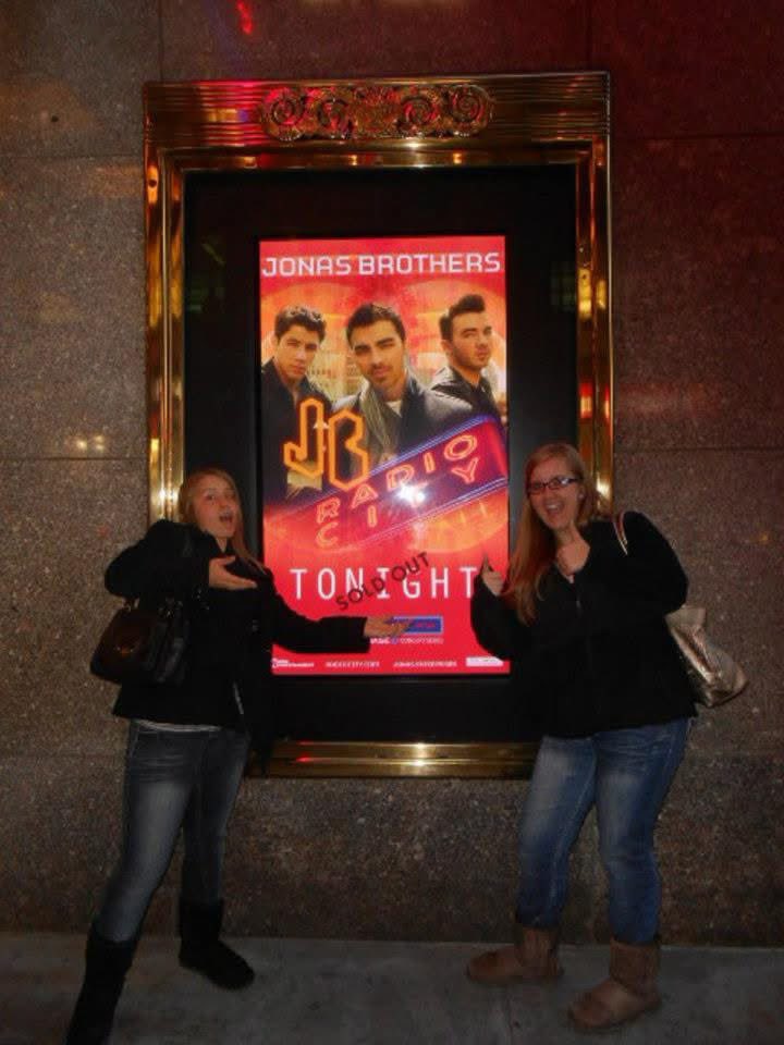 alisaxoxo_3's tweet photo. the girls in this picture are so excited for their future selves 🤩🩵🥳 20 years!!! 

@jonasbrothers @joejonas @kevinjonas @nickjonas https://t.co/9iTeV7QuOj