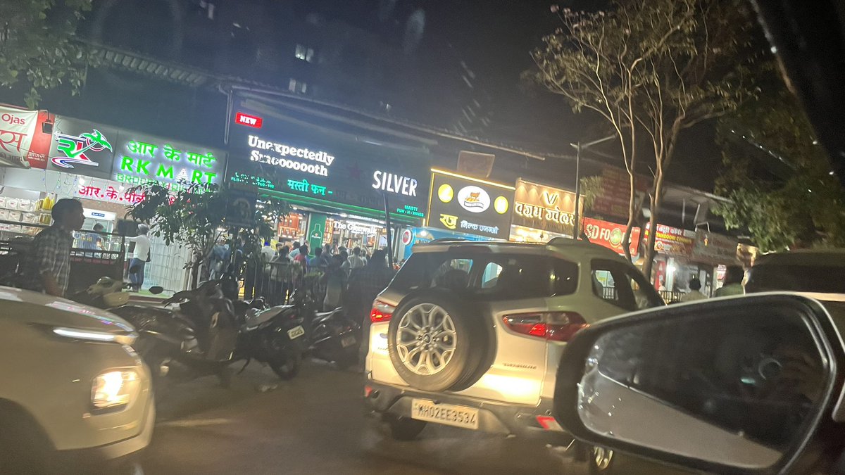 It’s a daily mess on Gladys Alvaris road. All the cars and bikes are parked in front of shops and only one lane is left for vehicles and over to this wrong way vehicles coming in full speed. <a href="/TMCaTweetAway/">Thane Municipal Corporation - ठाणे महानगरपालिका</a> <a href="/ThaneCityPolice/">ठाणे पोलीस.. Thane Police</a> <a href="/ThaneTraffic/">thanetrafficpolice</a>