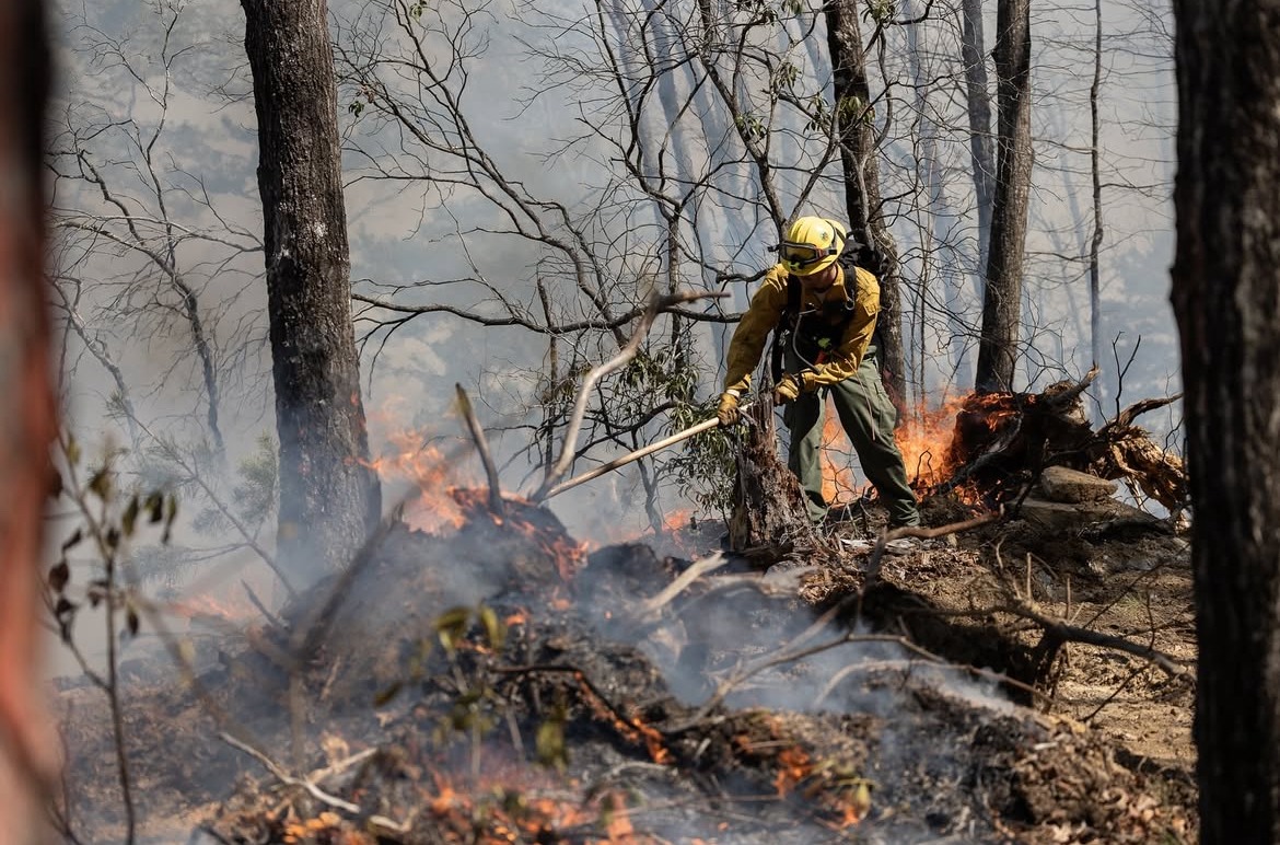 CityGreenville's tweet image. ‼️More than 10,000 acres and growing. Zero percent contained. "Pray for rain," says Governor Henry McMaster. ‼️

The Governor held a briefing on the Table Rock Complex Fire  conference with @SCStateFire and @ForestryCommish 

(1/5)