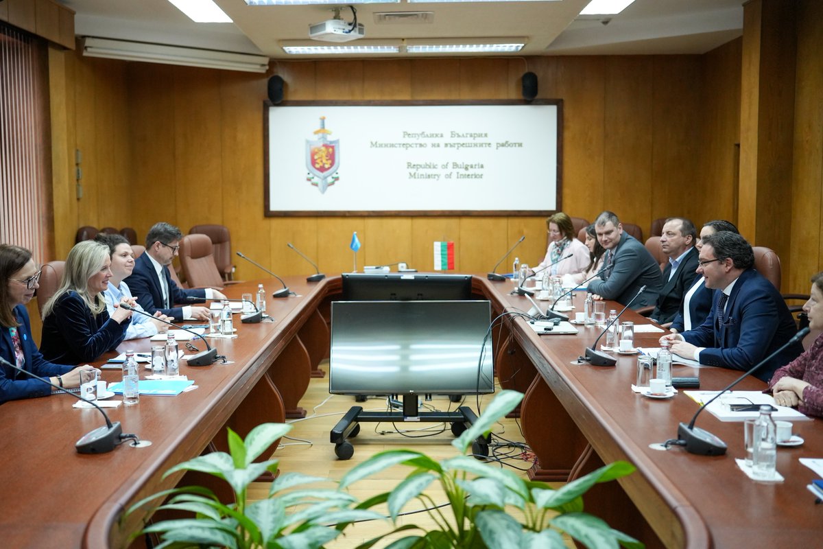 The Minister of Interior, <a href="/DanielMitov/">Daniel Mitov</a>, and UNICEF’s representative, <a href="/christina_bruin/">Christina de Bruin</a>, signed a 2025–2027 work plan under the Memorandum for Cooperation. Key goals: prevent #violence, strengthen #childprotection, support #refugee children, train #professionals &amp; raise awareness.