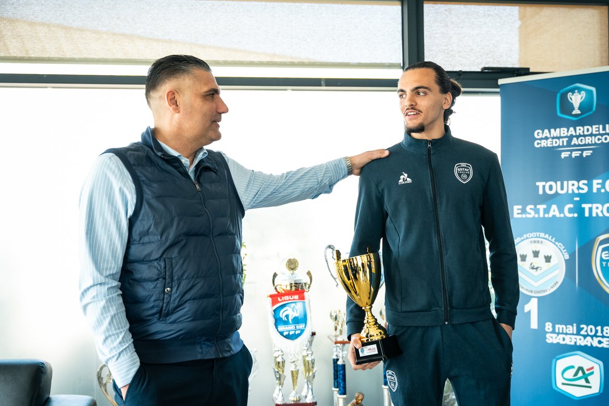 AubeDepartement's tweet image. ⚽Philippe Pichery a remis ce matin le #trophée du joueur de l'académie #ESTAC à Nino Cornuau-Djordjevic !

🧤 #Gardien en #U19 et élève de terminale générale, Nino se distingue par ses performances sportives et son engagement scolaire exemplaire.