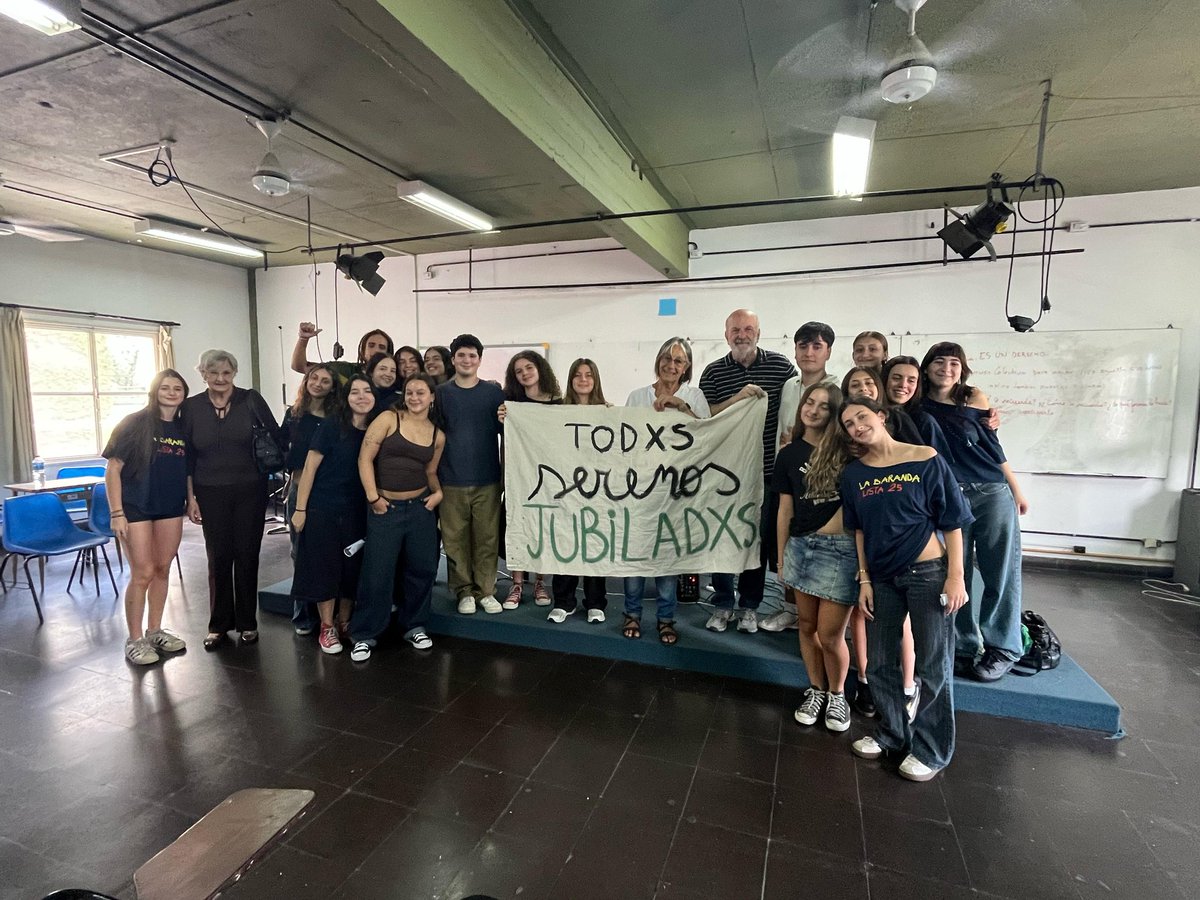 Hoy el Plenario de Jubilados Trabajadores dió una charla educativa para los estudiantes sobre la problemática de hoy y futura de las jubilaciones