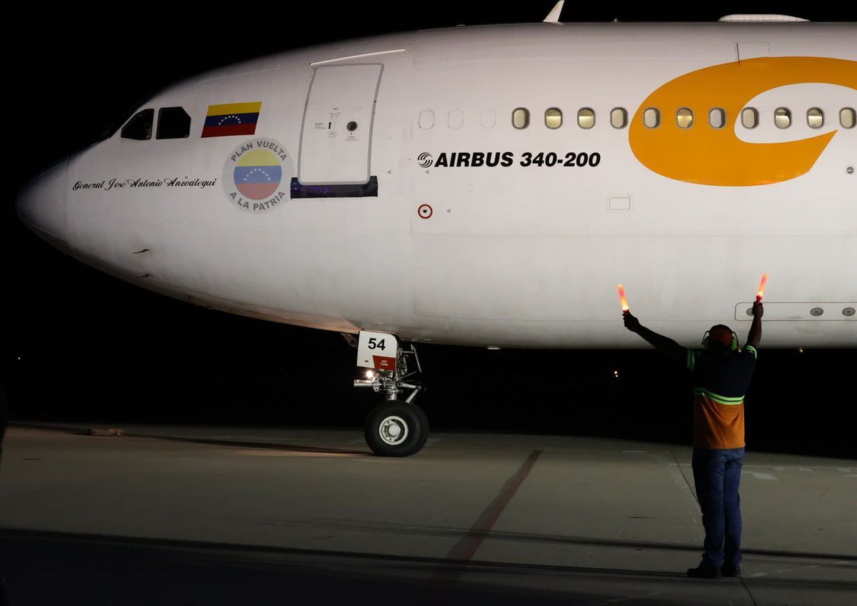 chmovimiento's tweet photo. #Galería| Este viernes en horas de la madrugada arribó un nuevo vuelo de CONVIASA con migrantes provenientes desde Honduras donde fueron llevados tras ser deportados por Estados Unidos

#28Marzo #Venezuela #MigrantesVenezolanos #EEUU https://t.co/j5ayTza1mn