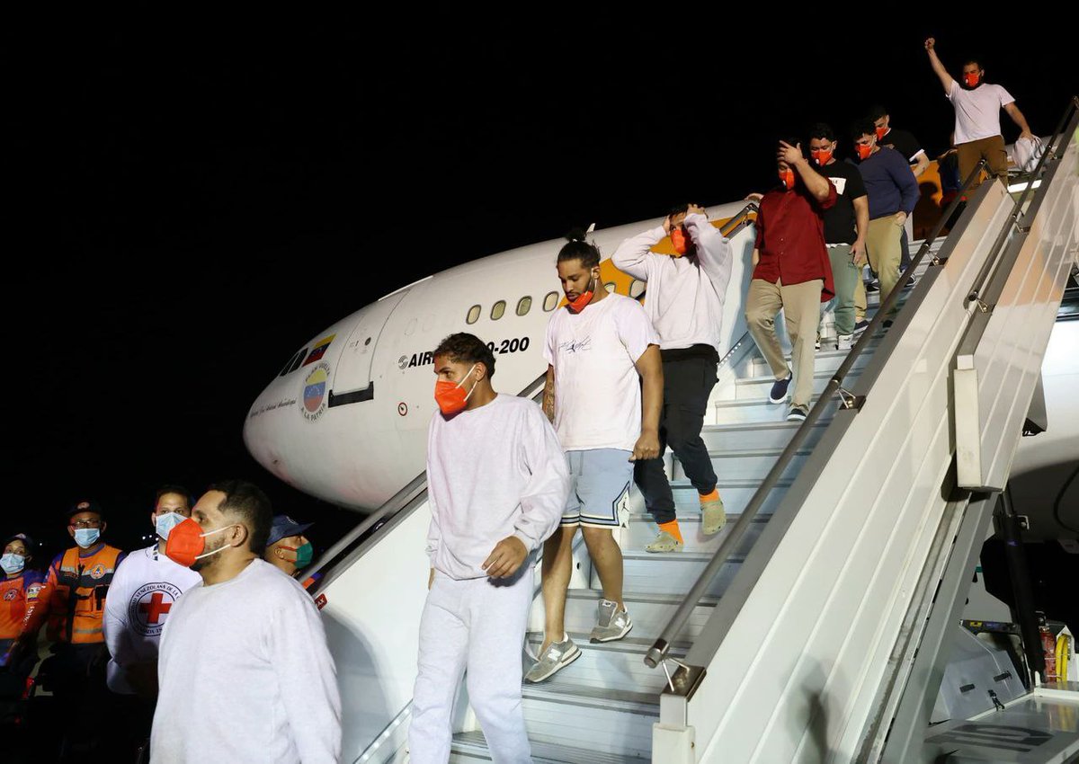 chmovimiento's tweet photo. #Galería| Este viernes en horas de la madrugada arribó un nuevo vuelo de CONVIASA con migrantes provenientes desde Honduras donde fueron llevados tras ser deportados por Estados Unidos

#28Marzo #Venezuela #MigrantesVenezolanos #EEUU https://t.co/j5ayTza1mn