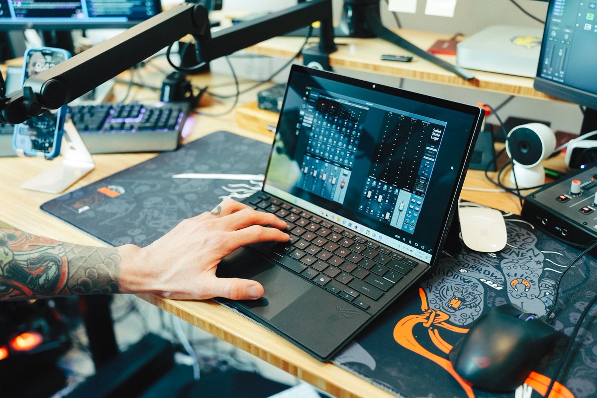 matthewkheafy's tweet image. How about this streaming/ gaming/ music production/ travel rig? 

It just got updated with my new @ASUS_ROG #FlowZ13

#asusrogpartner @ASUS_ROG