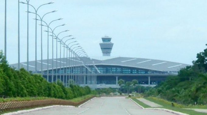 YourAnonCentral's tweet photo. The air traffic control tower at Naypyidaw International Airport in Myanmar collapsed, people inside died. The runway and airport were also badly damaged. #earthquake https://t.co/rChyDZIfe9