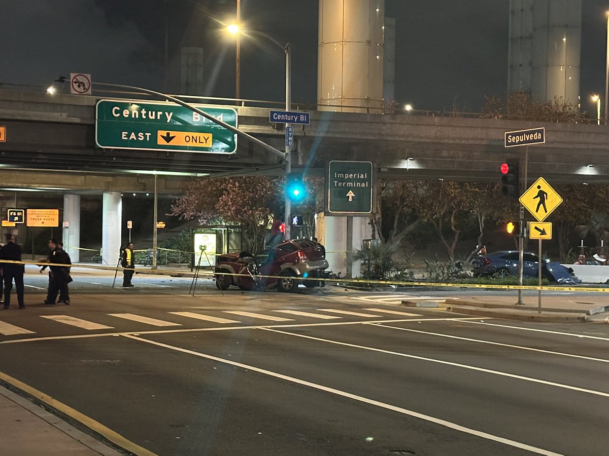 abc7Carley's tweet photo. On scene of a deadly crash after LAPD say they were in pursuit of a possible DUI driver. That driver was taken into custody and is at a hospital. The passenger died at the scene. Another vehicle was involved in the crash. That person was also taken to the hospital  #ABC7 https://t.co/AsI4k7Wfty
