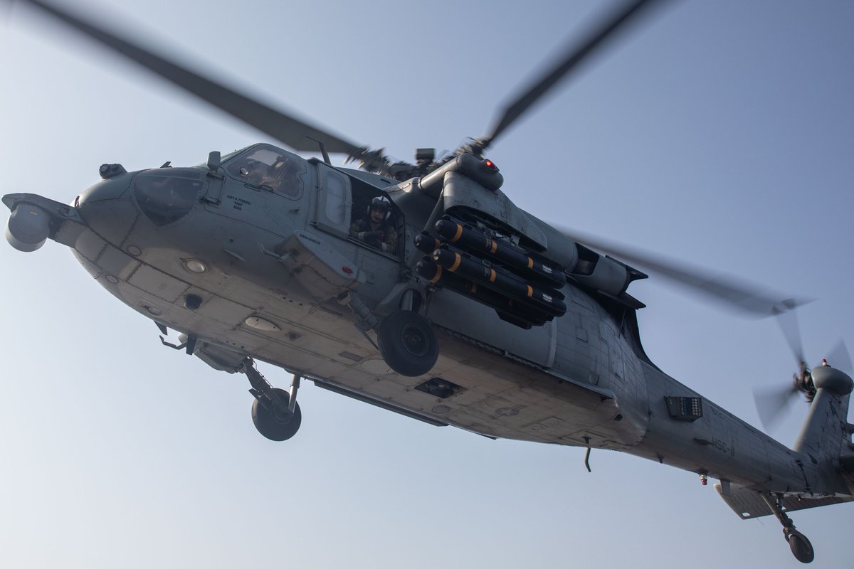 Roberto_yeager's tweet photo. Un #Sikorsky MH-60S #SeaHawk, bien cargadito, sobre el #CG64 #USSGettysburg, como no, en el #CENTCOM #MH60S https://t.co/m6fV6Hjic8