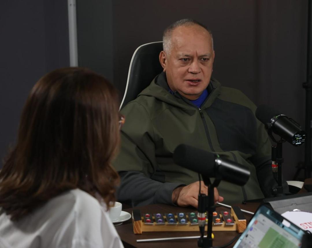 #EnVivo <a href="/dcabellor/">Diosdado Cabello R</a>: Ellos no conocen al Pueblo de Venezuela. Cuando a nosotros nos jurungan respondemos con más dignidad y más fiereza. Así ha sido desde la invasión española. Nuestro Pueblo respondió con rebeldía hasta el sol de hoy.

#SiNosBuscanNosEncuentran #28Mar