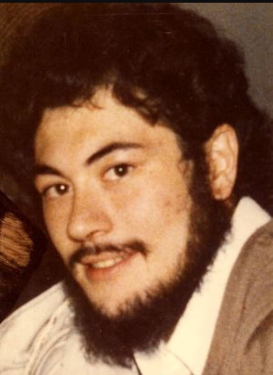 ConsuorF's tweet photo. 14. Sin Justicia no hay reparación, la justicia no es una opción es un derecho.

También #impune

Jorge, tenía tan solo 21 años, toda una vida por delante, su familia no ha levantado cabeza desde entonces. Siento remordimiento porque hasta hace unos meses no supe nada de él, quiero reparar tanto olvido y os suplico que me ayudéis a ello difundiendo este hilo. 

Jorge a partir de hoy te recordaré siempre como al resto de víctimas de TODOS los terrorismos. Seguirás viviendo en la #memoria de muchos, porque cada vez somos más los que no os queremos olvidar. 

https://t.co/9oudO9DYXN
