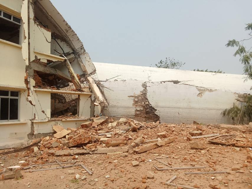 volcaholic1's tweet photo. The air traffic control tower at Naypyidaw International Airport in Myanmar collapsed following the M7.7 earthquake, resulting in five fatalities. The runway and airport also sustained significant damage, disrupting operations. https://t.co/LHQZTCX0ow