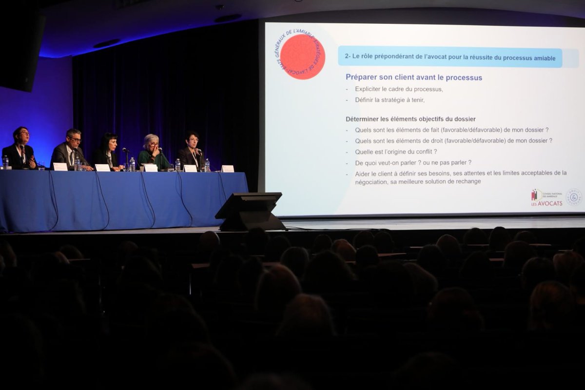 CNBarreaux's tweet photo. Que seraient des Etats généraux du CNB sans les plénières ? 🧐
🔵 Pour les #EGA2025, la plénière dédiée aux techniques de l’amiable a été l'occasion pour nos intervenants de faire un focus sur l'ARA et les avantages que cette procédure présente pour les justiciables et l'#avocat.
👉 Négociation raisonnée, anticipation des litiges, confidentialité et sécurisation juridique des accords, collaboration étroite avec le juge de l'ARA... Un seul objectif : faciliter l’accès à une justice rapide, innovante et proche des besoins des justiciables ! 🤝