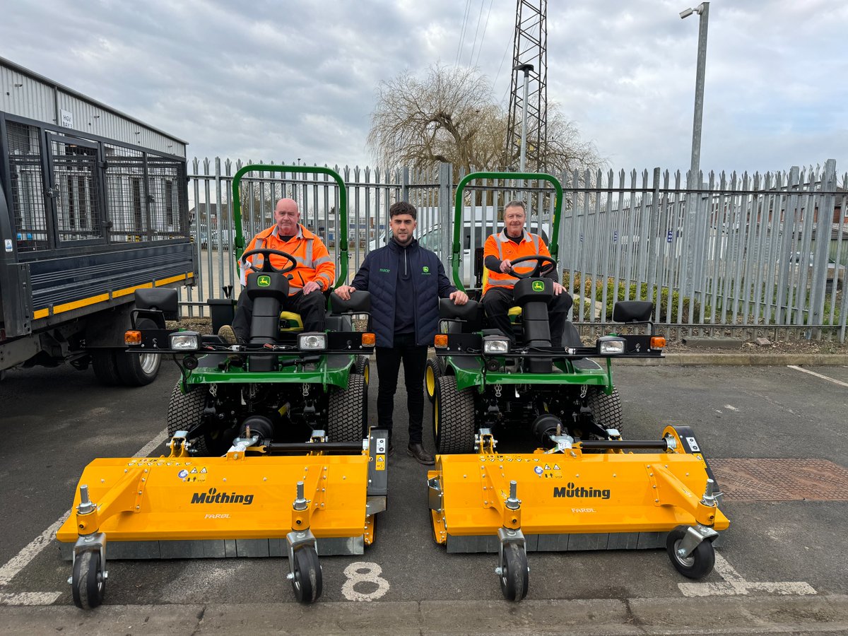 FarolTurf's tweet photo. Two of three new John Deere 1550 mowers fitted with Muthing flail decks to meet customer specification, sold to Bucks County Council to cover the Aylesbury area. Shown here being installed by George Collingwood to two of their operators. #JohnDeere #Muthing #Council https://t.co/ySY6XQTjpS
