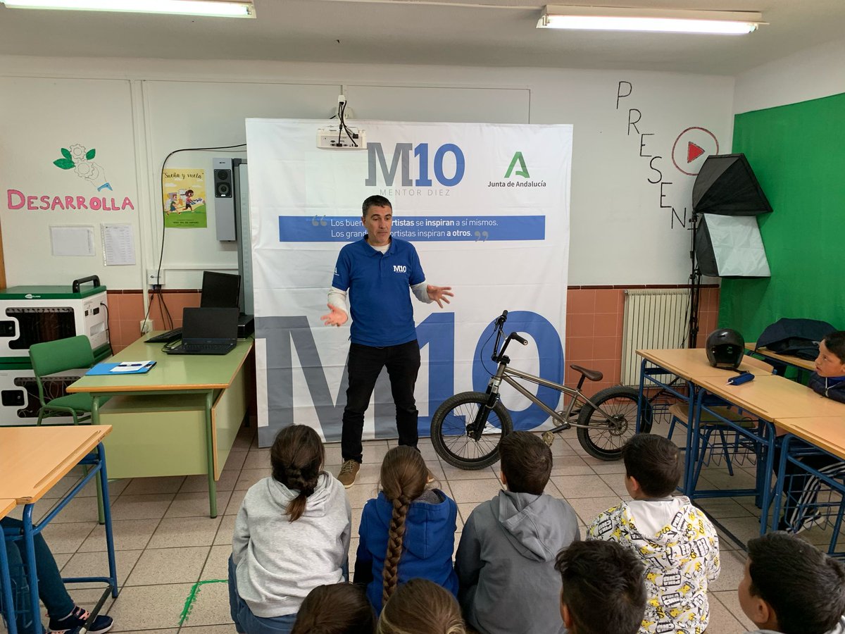 DeporteAND's tweet photo. ‼️ El #biker #malagueño Rubén Alcántara protagonizó ayer en el CEIP Nuestra Señora del Amparo de #Darro #Granada una nueva actividad del programa #Mentor10
🗣️"Enfrentarme a los que habían sido mis referentes fue un gran paso en mi carrera"
#AndalucíaElLugarDelDeporte https://t.co/DvA6aKfJQf