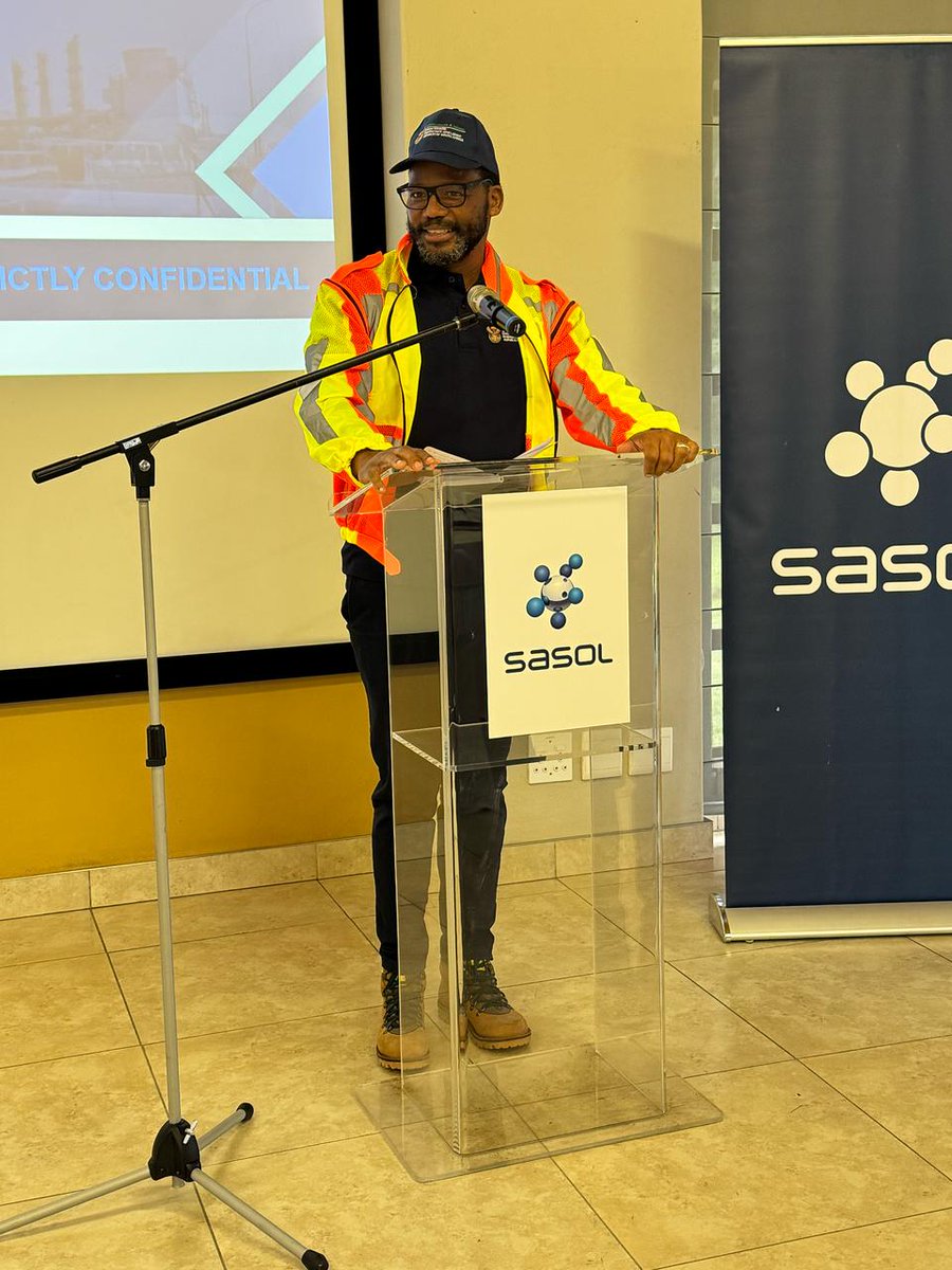 [In Pictures] with the Govan Mbeki LM MMC of  Planning and Economic Development receiving a Safety Overview and Briefing ahead of joining the ongoing Chemical Inspections at SASOL Plants in Secunda, Mpumalanga.

#GovtZA #ServiceDeliveryZA #YaziniFriday