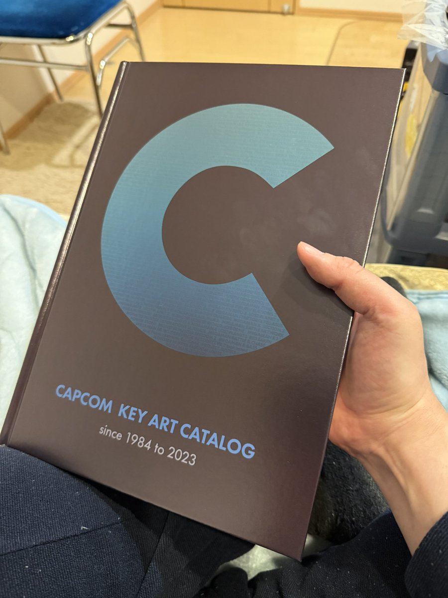 カプコンメインアート図録が届いた。 分厚い。 カプコン好きな人なら