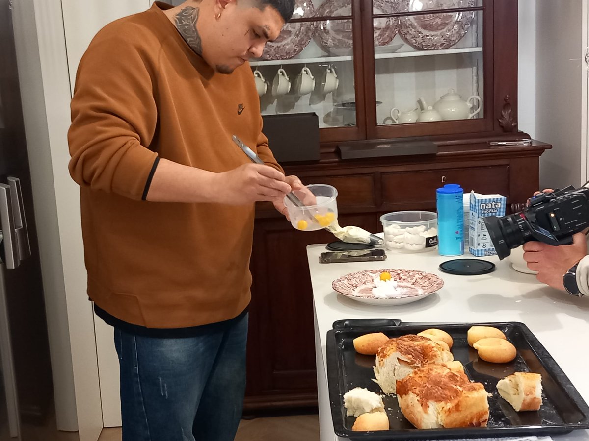 Esta noche a las 21:30 en #ABocaLlena, el cantaor Jesús Méndez nos cuenta su deseo de ser cocinero.

Además, Carlos Alejandro de Sweet Candies &amp; Cakes prepara dulces colombianos.

Dirige Eugenio Camacho.