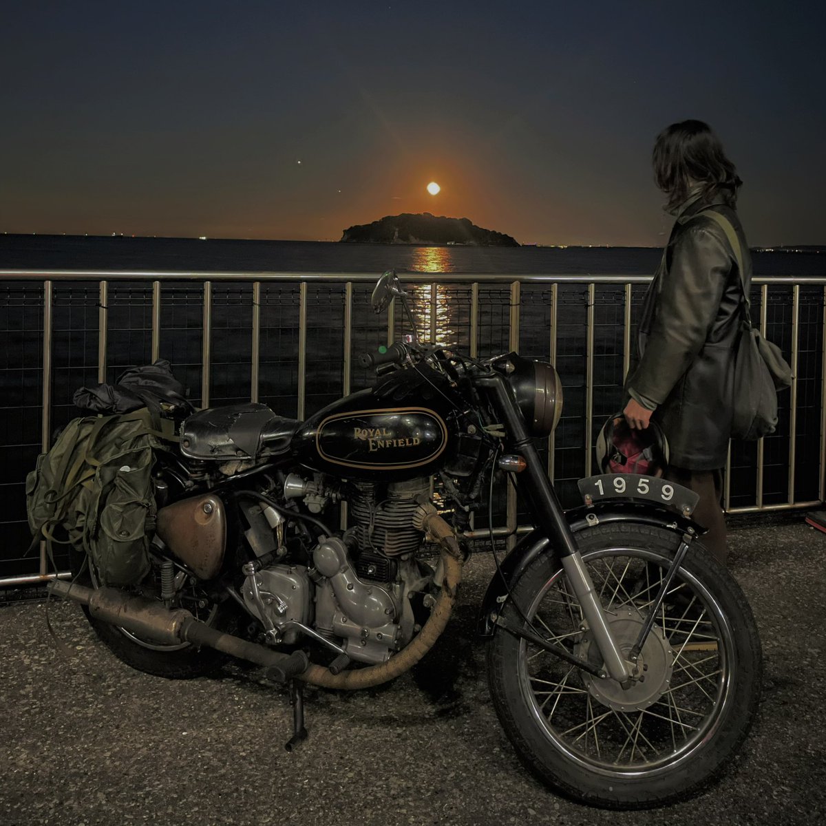 hettakure240's tweet photo. ロイ���ルエンフィールドと夜に駆ける https://t.co/RqDWWoGaAx
