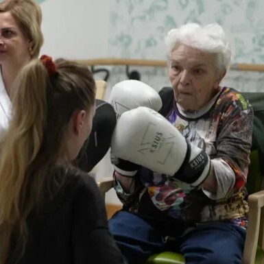 LMPositif's tweet photo. 🇫🇷 Des résident d'un Ehpad lyonnais se mettent à la boxe thérapie ! L'objectif : renforcer les muscles et faire travailler la mémoire mais avant tout montrer aux séniors que malgré leur âge, ils sont capables de pratiquer une activité. Et ça leur plait ! 🥊 (France Télévisions) https://t.co/sNqydwbgVO